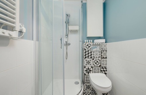 Brynow Appartement | White and Green Apartment by Renters
