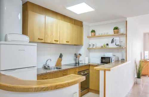 Tossa de Mar Appartement | WHITE APARTMENT with TERRACE, AC & PARKING, NEAR BEACH