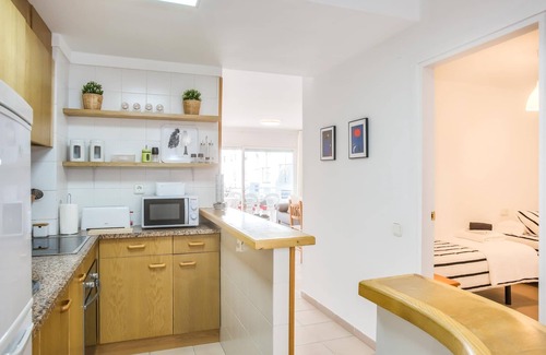 Tossa de Mar Appartement | WHITE APARTMENT with TERRACE, AC & PARKING, NEAR BEACH