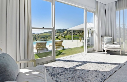 Mount Samson Maison | White Crystal (With Car Parking)