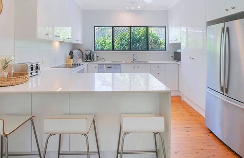 Coorparoo Maison | White Hill Bungalow Poolside Fun for Families