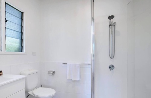 Coorparoo Maison | White Hill Bungalow Poolside Fun for Families