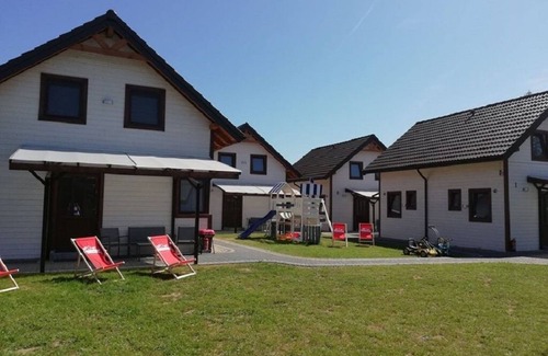 Mrzezyno Maison | White Holiday House est un complexe de 10 maisons de vacances en bois confortables