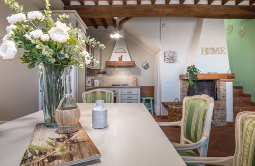 Monteroni d'Arbia Appartement | "White Lily overlooking Siena"