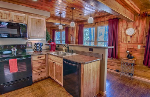 Pinetop-Lakeside Cabine | White Mountain Retreat w / Jacuzzi - regardez notre vidéo!