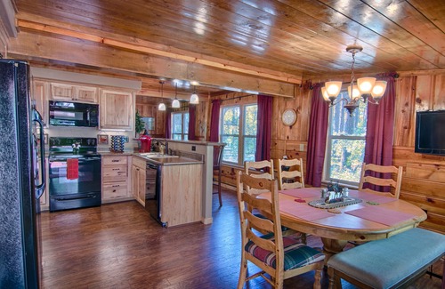 Pinetop-Lakeside Cabine | White Mountain Retreat w / Jacuzzi - regardez notre vidéo!