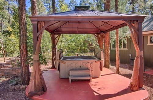 Pinetop-Lakeside Cabine | White Mountain Retreat w / Jacuzzi - regardez notre vidéo!