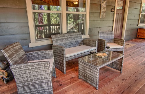 Pinetop-Lakeside Cabine | White Mountain Retreat w / Jacuzzi - regardez notre vidéo!