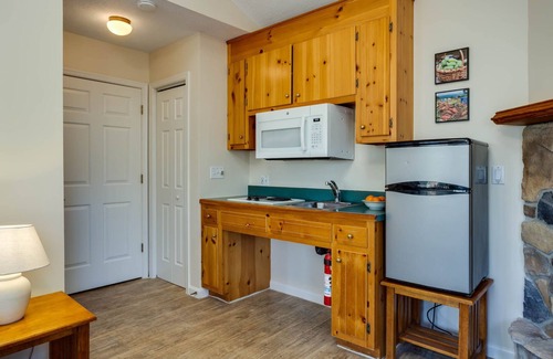 Lyndhurst Cabine | White Rock Cabin--1BR, ADA, kitchenette, fireplace