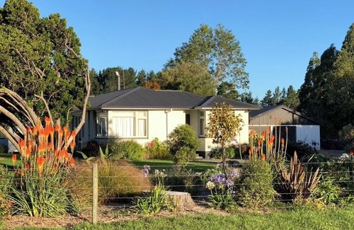 North Loburn Maison | White Rock Escape! 3-bedroom house with sleepout, Warm & Cozy, Quiet & Private.