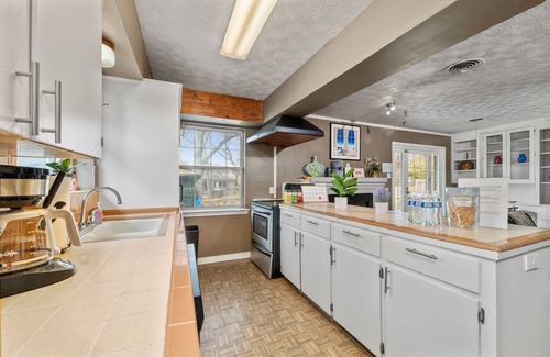 White Rock Hills Maison | 6 Queen Bed Home Near White Rock w/ POOL & DECK!