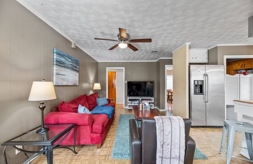 White Rock Hills Maison | 6 Queen Bed Home Near White Rock w/ POOL & DECK!