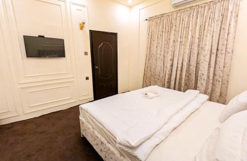Gulshan-E-Jamal Lit Et Petit-Déjeuner | White Rose BNB - Airport Branch Karachi