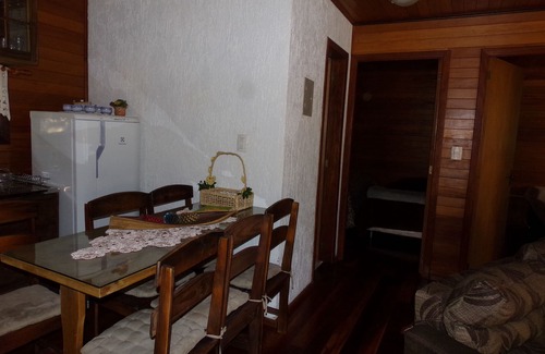 Gramado Maison | Chalet de neige blanche dans le coin de la pelouse de la montagne