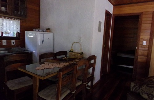 Gramado Maison | Chalet de neige blanche dans le coin de la pelouse de la montagne