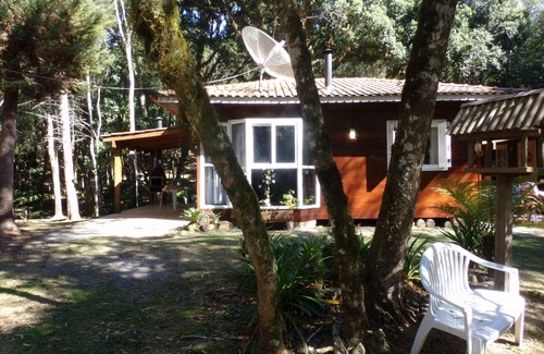 Gramado Maison | Chalet de neige blanche dans le coin de la pelouse de la montagne