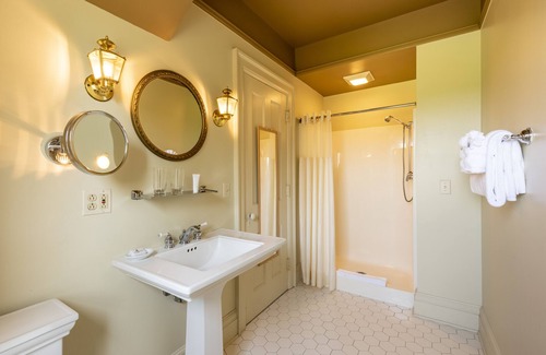 Geneva Hôtel | White Springs Manor a Belhurst Property