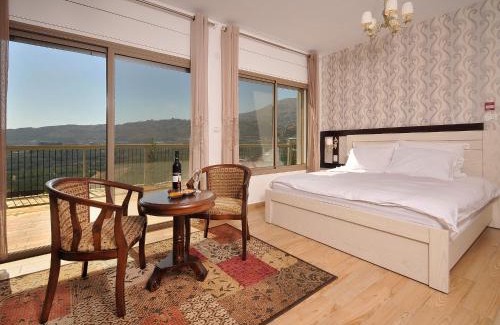 Majdal al-Shams Chalet De Ski | White Suites