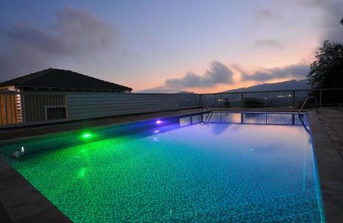 Majdal al-Shams Chalet De Ski | White Suites