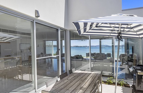 Corlette Maison | Whitehouse On The Water - Palatial Home on Idyllic Beach