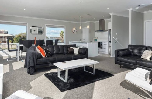 Papamoa Beach Maison | Whitesands Beach House