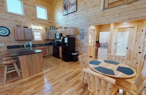 Hamden Cabine | Whitetail Haven-Cabine-Salle de bain privée séparée