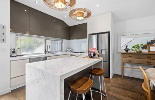 Torquay Appartement | Whitewash Beachfront Apartment on The Esplanade
