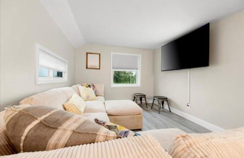 South Bay Maison | Whitewater The Genoa on Oneida Lake Sleeps 8