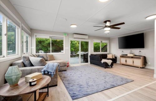 South Bay Maison | Whitewater The Main Sail Oneida Lake Sleeps 11