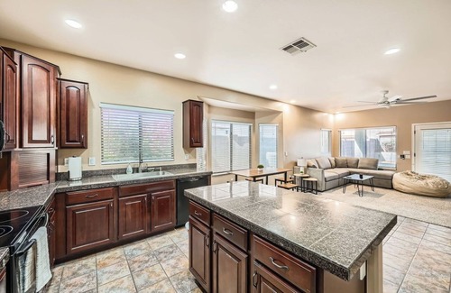 Avondale Maison | Whitton House | Hot Tub + Fire Pit + Pets OK