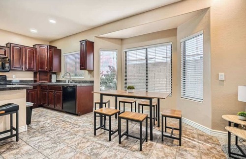 Avondale Maison | Whitton House | Hot Tub + Fire Pit + Pets OK