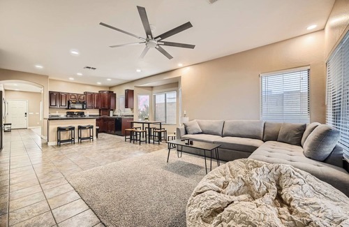 Avondale Maison | Whitton House | Hot Tub + Fire Pit + Pets OK