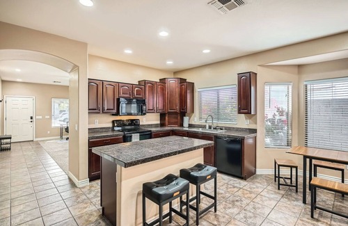 Avondale Maison | Whitton House | Hot Tub + Fire Pit + Pets OK