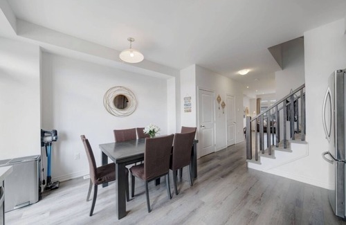 Paris Maison | Moderne 4 BR 3.5 WR, à 2 km de l'autoroute 403 et du centre-ville
