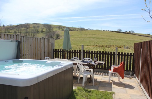 Tregaron Maison | Whole house sleeps 5, private garden with hot-tub, pet friendly.