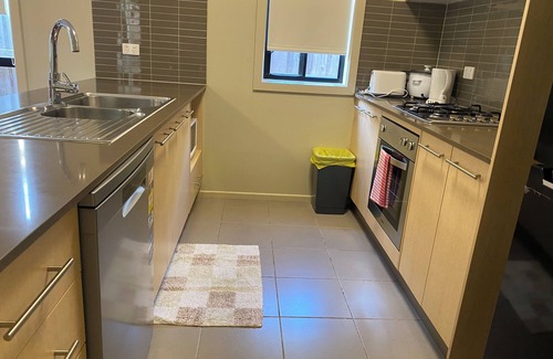 Kurunjang Maison | Whole House with 4 Queen Beds - Closer to Melbourne Airport - 8 Guests