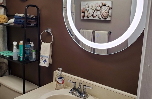 Beacon Woods East Appartement | Why rent a room when you can have your own wing?
