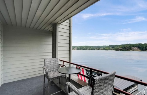 Lake Delton Copropriété | WI Dells Lakeside Serenity Condo on Lake Delton