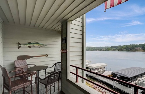 Lake Delton Copropriété | WI Dells Lakeside Serenity Condo on Lake Delton
