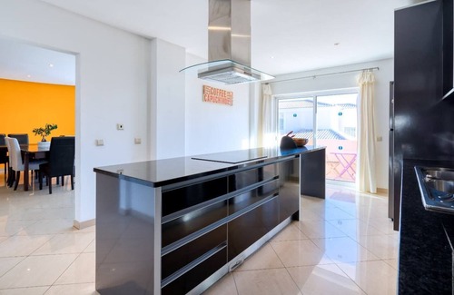 Correeira Maison | Piscine chauffée et SPA Villa, vue mer, dans une zone calme dans le centre d'Albufeira, 12 / 14p