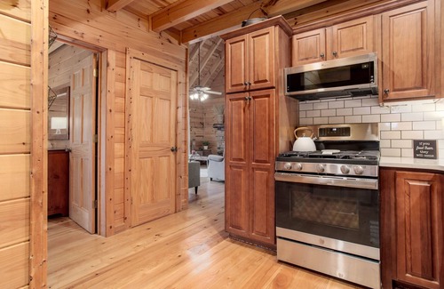 Cleveland Cabine | Wide-Spread Mountain Views, Hot Tub, Firepit, Arcade & So Much More!