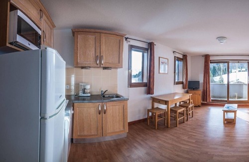 Les Bottieres Appartement | Wifi, ski-in/ski-out & foot of the slopes, fitness, swimming pool, terrace, balcony, parking, tv