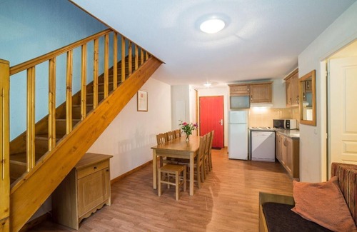 Les Bottieres Appartement | Wifi, ski-in/ski-out & foot of the slopes, fitness, swimming pool, terrace, balcony, parking, tv