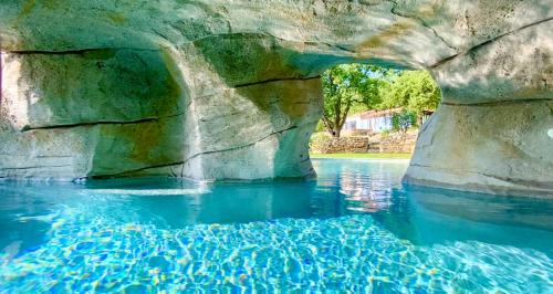 Bedarieux Cabine | Wild Boar Mountain, Luxury Escape & Stunning Views!