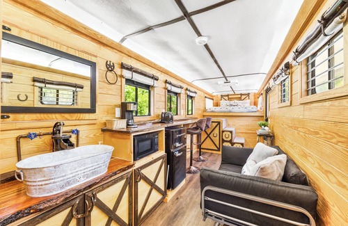 Conway Maison | 🐎 Wild Horse Retreat | Unique Tiny Home Glamping 🌿🔥