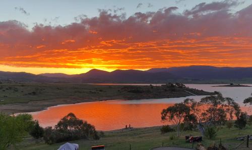 East Jindabyne Maison | Wild Pines Waterfront Guesthouse BBQ Pet Friendly