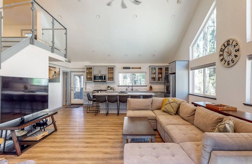 Alta Maison | Wilderness retreat with hot tub & balcony access