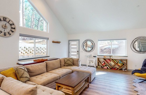 Alta Maison | Wilderness retreat with hot tub & balcony access
