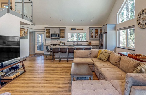 Alta Maison | Wilderness retreat with hot tub & balcony access