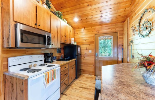 Bryant Cabine | Wildflower Cabin – Hot Tub & Mountain Views